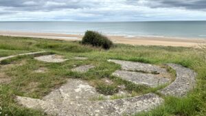 Vestiges du Mur de l'Atlantique dominant Omaha Beach